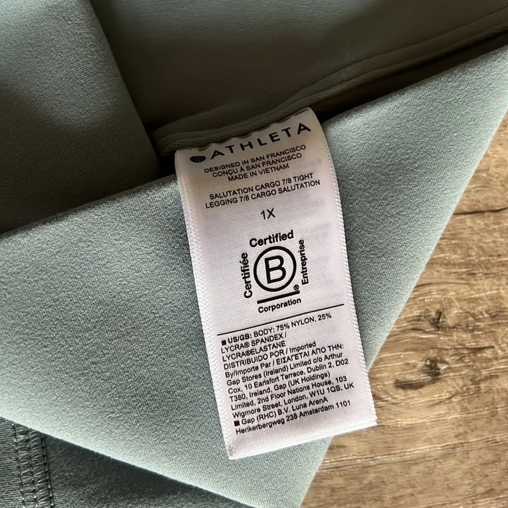 NWT Athleta Salutation Cargo 7/8 Tight.